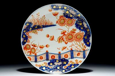 A Dutch Delft doré chinoiserie plate, 18th C.