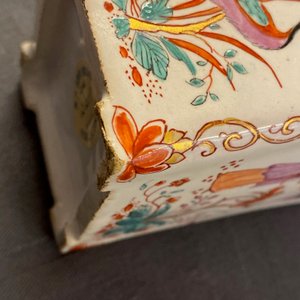 A Dutch Delft doré 'chinoiserie' tea caddy and cover, 18th C. — photo 13