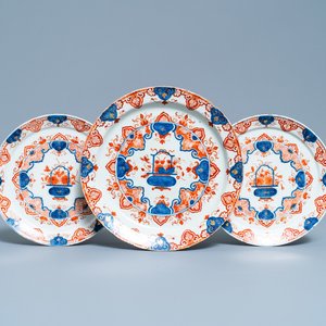 A Dutch Delft doré 'flower basket' charger and a pair of plates, early 18th C. — photo 1