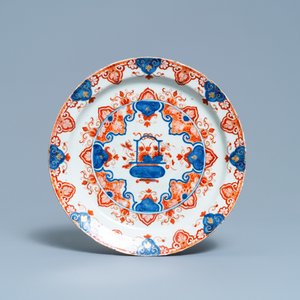 A Dutch Delft doré 'flower basket' charger and a pair of plates, early 18th C. — photo 2