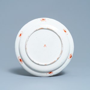 A Dutch Delft doré 'flower basket' charger and a pair of plates, early 18th C. — photo 3