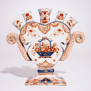 A Dutch Delft doré heart-shaped tulip vase, early 18th C. — 照片 1