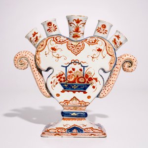 A Dutch Delft doré heart-shaped tulip vase, early 18th C. — 照片 3
