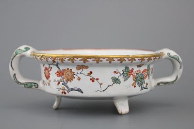 A Dutch Delft doré kakiemon style écuelle, 18th C.