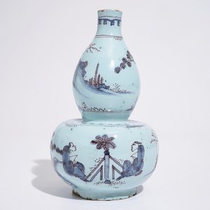 A Dutch Delft double gourd chinoiserie vase in blue and manganese, late 17th C. — 照片 1