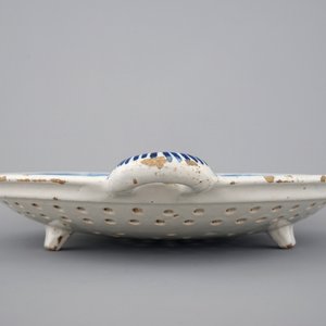 A Dutch Delft fish strainer, 18th C. — photo 7