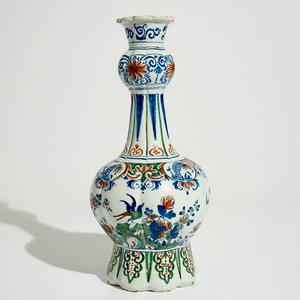 A Dutch Delft garlic neck vase in cashmire palette, 17/18th C. — 照片 1
