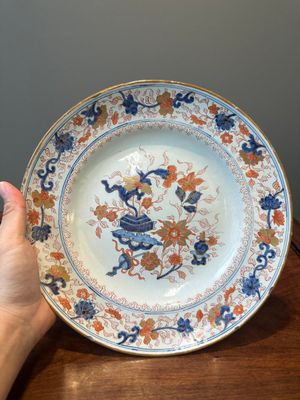 A Dutch Delft Imari-style dish with antiquities, 'AK' mark, 18th C. — photo 1