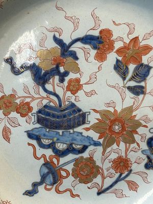 A Dutch Delft Imari-style dish with antiquities, 'AK' mark, 18th C. — photo 2