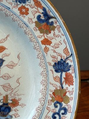 A Dutch Delft Imari-style dish with antiquities, 'AK' mark, 18th C. — photo 3