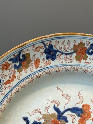 A Dutch Delft Imari-style dish with antiquities, 'AK' mark, 18th C. — photo 4