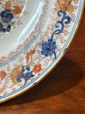 A Dutch Delft Imari-style dish with antiquities, 'AK' mark, 18th C. — photo 5