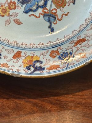 A Dutch Delft Imari-style dish with antiquities, 'AK' mark, 18th C. — photo 6