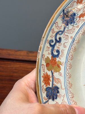 A Dutch Delft Imari-style dish with antiquities, 'AK' mark, 18th C. — photo 7