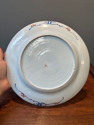 A Dutch Delft Imari-style dish with antiquities, 'AK' mark, 18th C. — photo 8