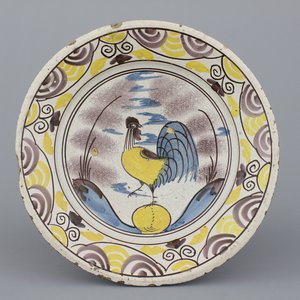 A Dutch Delft maiolica dish with a cockerel, ca. 1700 — 照片 1