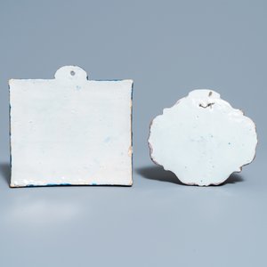 A Dutch Delft mixed technique plaque with a barrel maker and one with a tulip, 18th C. — photo 2