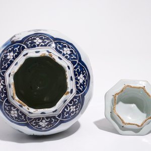 A Dutch Delft octagonal chinoiserie vase and cover in blue and manganese, late 17th C. — 照片 6