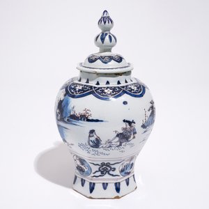A Dutch Delft octagonal chinoiserie vase and cover in blue and manganese, late 17th C. — 照片 7