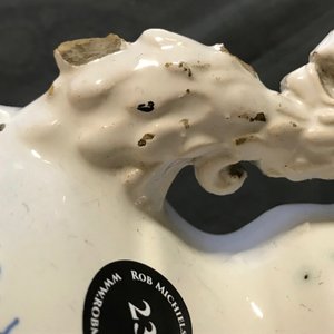 A Dutch Delft or Haarlem altar vase with Virgin and child, 17th C. — 照片 13