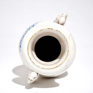 A Dutch Delft or Haarlem altar vase with Virgin and child, 17th C. — 照片 5