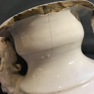 A Dutch Delft or Haarlem altar vase with Virgin and child, 17th C. — 照片 7