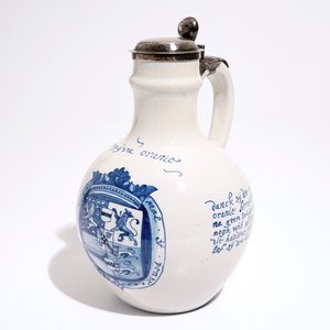 A Dutch Delft orangist text jug with the arms of King William III, 17th C. — 照片 1
