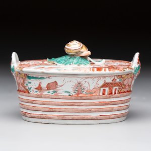 A Dutch Delft petit feu butter tub with a snail finial, 18th C. — 照片 1