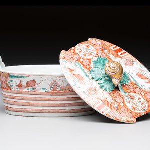 A Dutch Delft petit feu butter tub with a snail finial, 18th C. — 照片 2