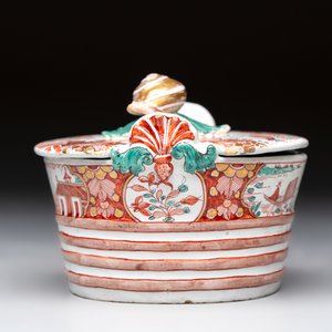 A Dutch Delft petit feu butter tub with a snail finial, 18th C. — 照片 3