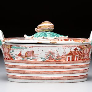 A Dutch Delft petit feu butter tub with a snail finial, 18th C. — 照片 4