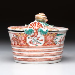 A Dutch Delft petit feu butter tub with a snail finial, 18th C. — 照片 5