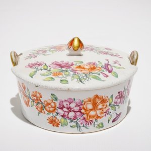 A Dutch Delft petit feu polychrome butter tub and cover with floral design, 18th C. — photo 1