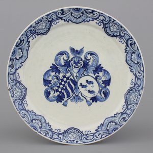 A Dutch Delft plate with a coat of arms, ca. 1700 — 照片 1