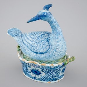 A Dutch Delft polychrome bird-form butter tub, 18th C. — photo 1