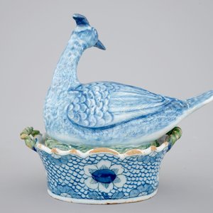 A Dutch Delft polychrome bird-form butter tub, 18th C. — photo 4