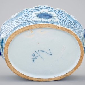 A Dutch Delft polychrome bird-form butter tub, 18th C. — photo 8