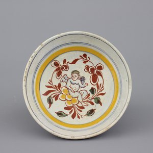 A Dutch Delft polychrome bowl with a putto, 17th C. — 照片 1
