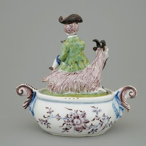 A Dutch Delft polychrome butter tub with a buckrider, 18th C. — photo 3