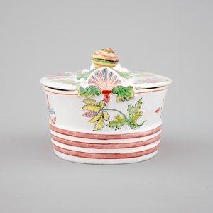 A Dutch Delft polychrome butter tub with a snail-shaped finial, 18th C. — photo 2