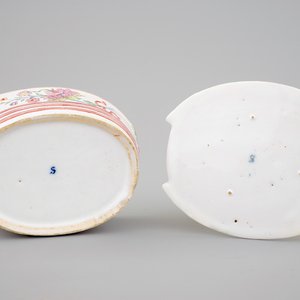 A Dutch Delft polychrome butter tub with a snail-shaped finial, 18th C. — photo 7