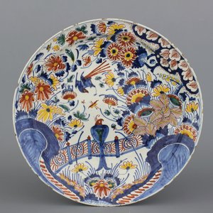 A Dutch Delft polychrome chinoiserie dish with a bird on a fence, early 18th C. — photo 1