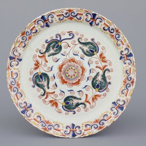 A Dutch Delft polychrome dish with a fleur de lys border, 18th C. — 照片 1