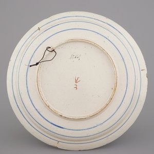 A Dutch Delft polychrome dish with a fleur de lys border, 18th C. — 照片 2