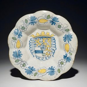 A Dutch Delft polychrome dish with the arms of Orange-Nassau, 2nd half 17th C. — photo 1