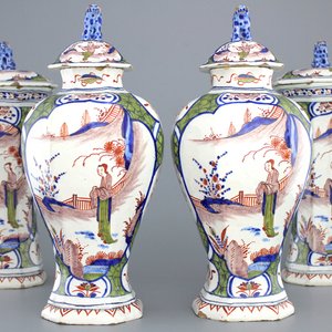 A Dutch Delft polychrome four-piece chinoiserie garniture with covers, early 18th C. — 照片 1