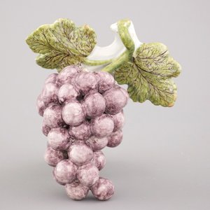 A Dutch Delft polychrome group of grapes, 18th C. — 照片 1