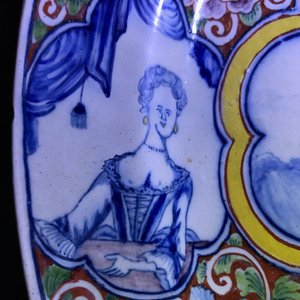 A Dutch Delft polychrome mixed technique romantic scene dish, 18th C. — photo 3