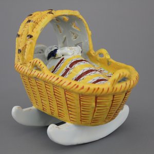 A Dutch Delft polychrome model of a craddle, 18th C. — 照片 1