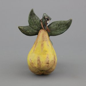 A Dutch Delft polychrome model of a pear, 18th C. — 照片 1
